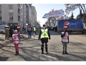 Kars’ta Trafikte “"Öncelik Hayatın, Öncelik Yayanın” Eylemi