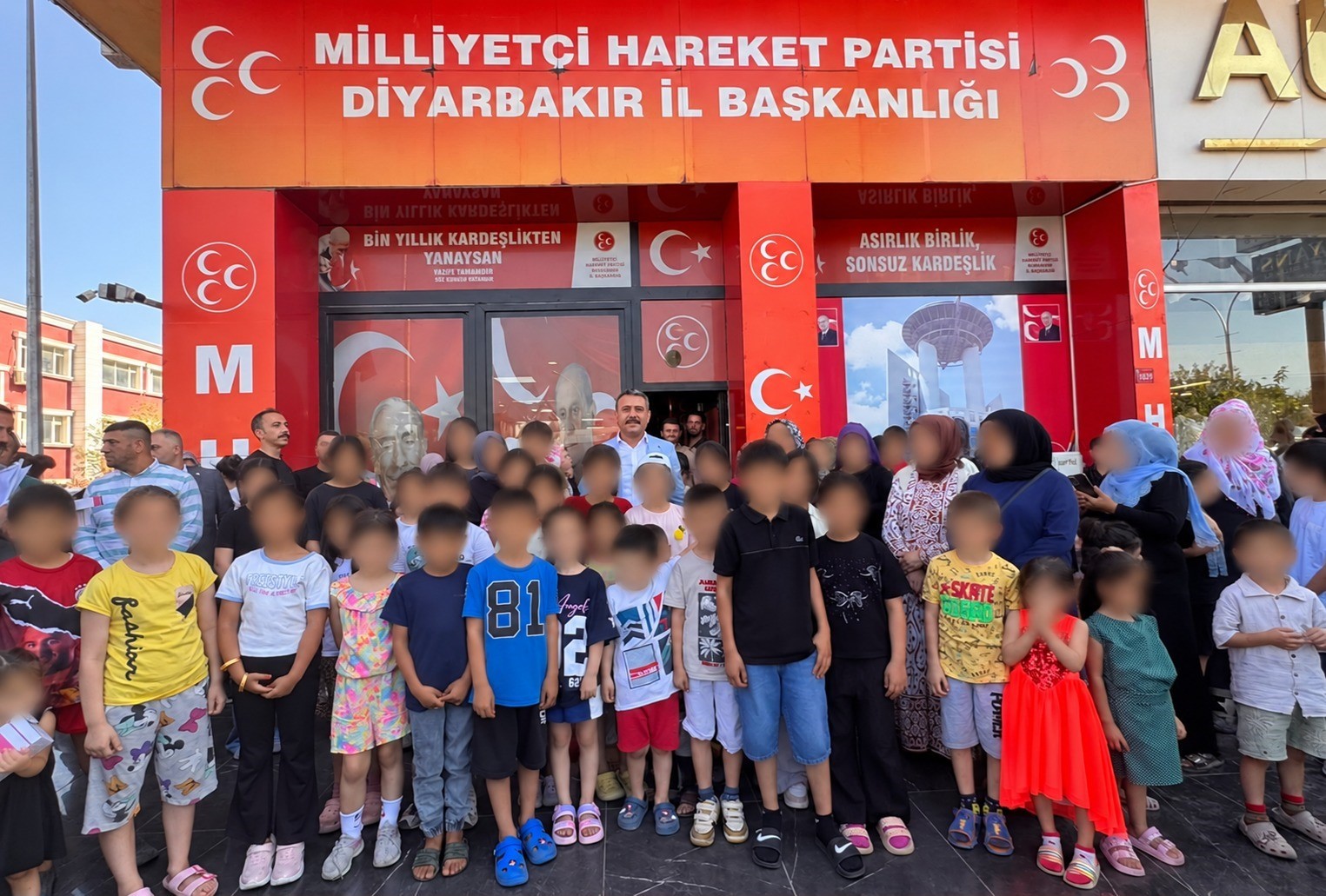 mhp-den-diyarbakir-daki-yuzlerce-ogrenciye-kirtasiye-ve-ayakkabi-destegi