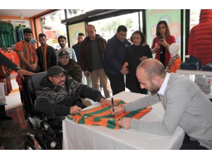 Efecan Taraftarla Buluştu