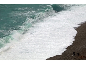 Antalya’da Dev Dalgalar Görsel Şölen Oluşturdu