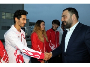 Bakan Yardımcısı Yerlikaya, Milli Sporcular İle Bir Araya Geldi