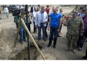 Ukrayna-rusya Sınırında Örülen Güvenlik Duvarının Yüzde 30’u Tamamlandı