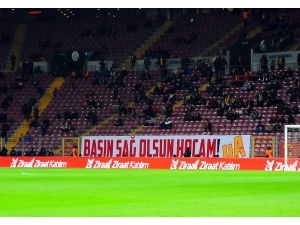 Galatasaray Taraftarlarından Talat Terim İçin Pankartlar
