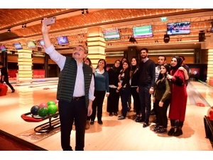 Ak Parti Ataşehir Belediye Başkan Adayı İsmail Erdem Gençlerle Bowling Turnuvasına Katıldı