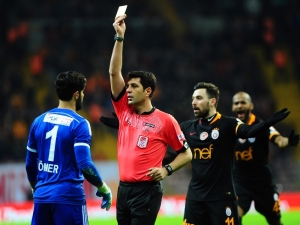 Mustafa Öğretmenoğlu, Var’a Gitti Ömer’e Kırmızı Verdi