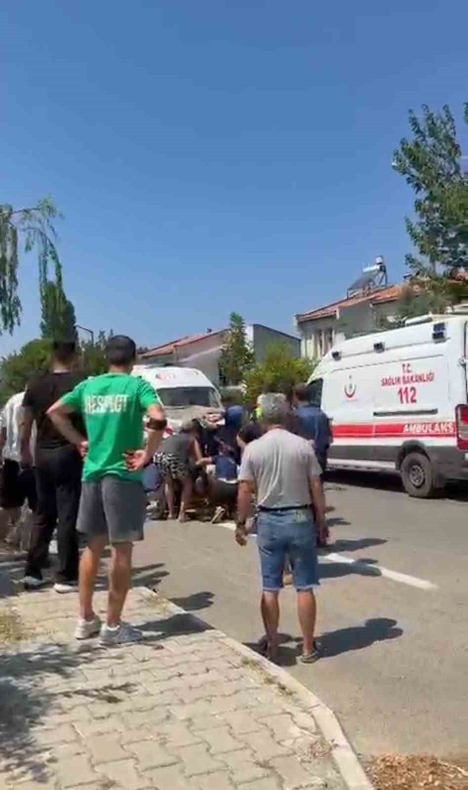 canakkale-de-park-halindeki-otomobile-carpan-motosikletteki-2-kisi-hayatini-kaybetti