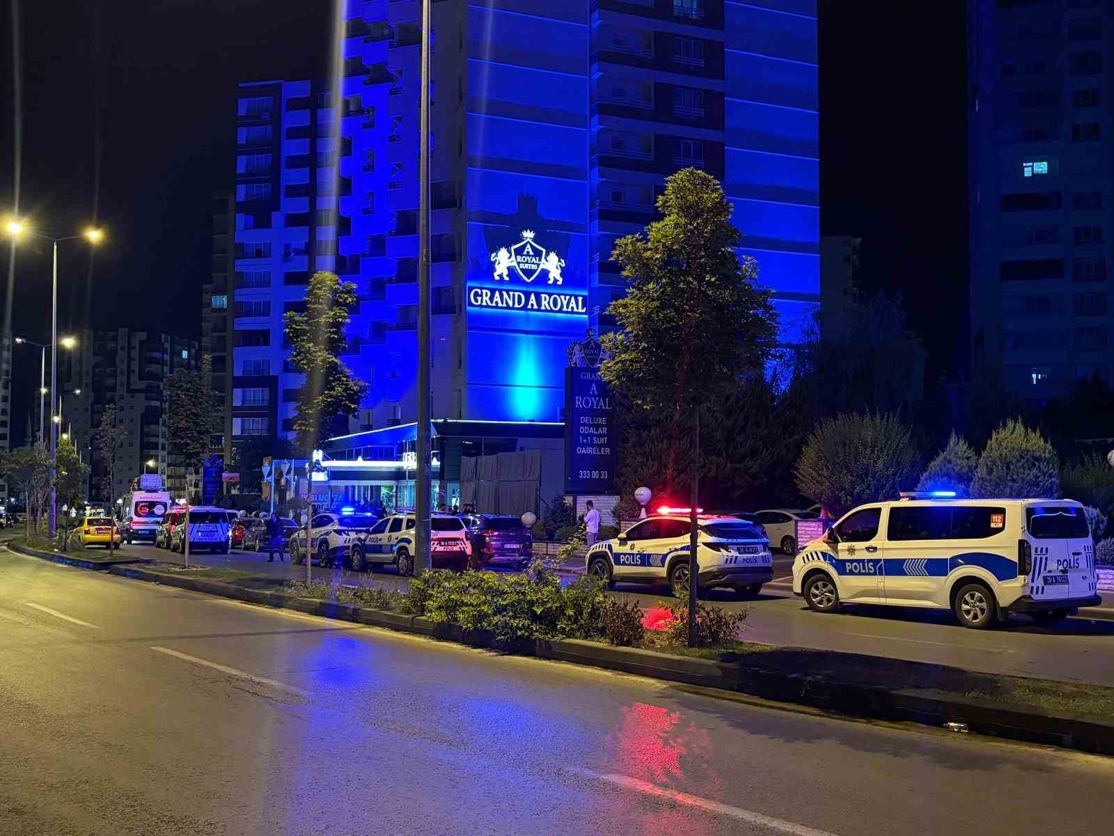 genc-kadin-bicaklandiktan-sonra-asagi-atilmis