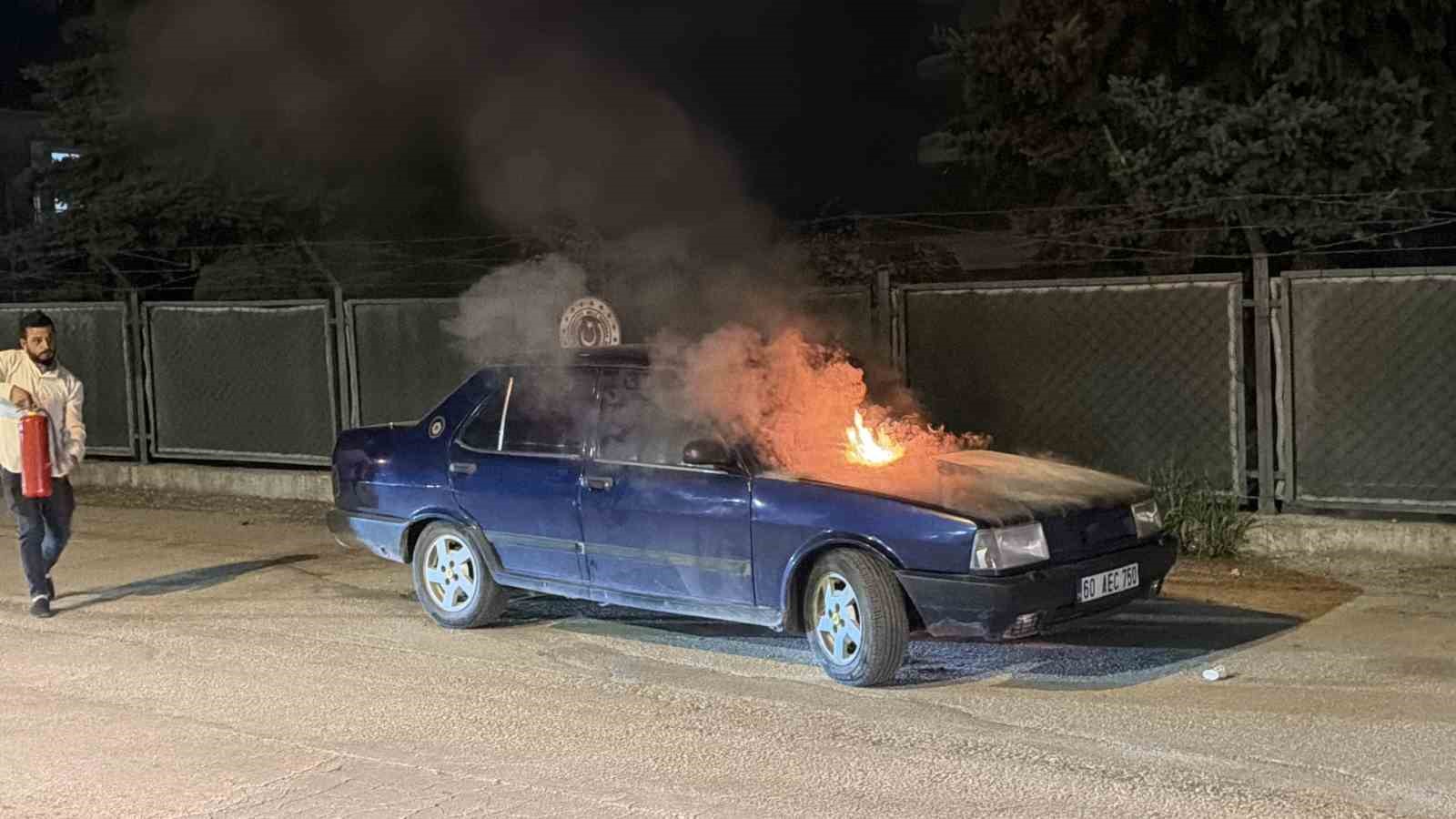 tokat-ta-park-halindeki-otomobilde-yangin-cikti