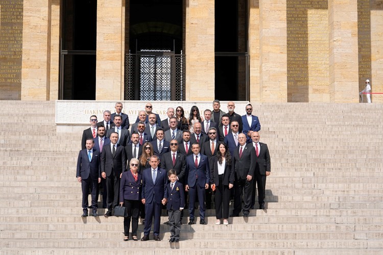 galatasaray-baskani-dursun-ozbek-kurullariyla-birlikte-anitkabir-i-ziyaret-etti
