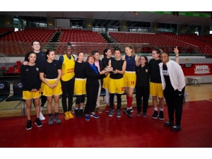 Gamze Takmaz’a Sürpriz Doğum Günü Kutlaması