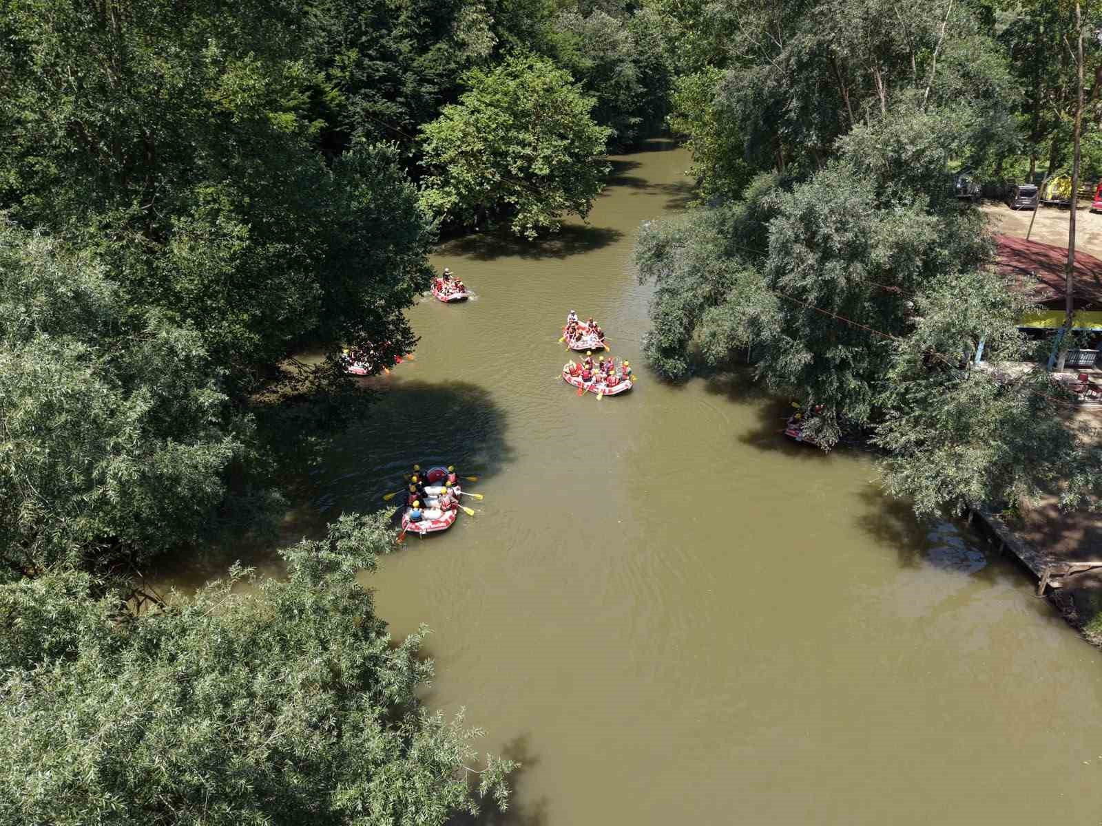 duzce-belediyesi-gencleri-rafting-ile-bulusturdu