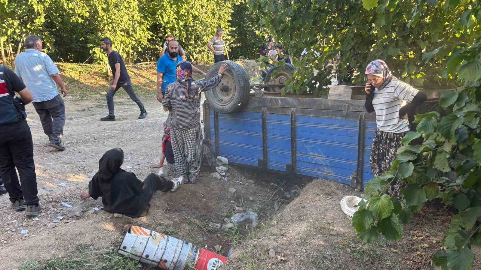 sakarya-da-findik-iscilerini-tasiyan-traktor-devrildi-18-yarali