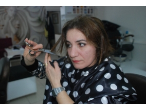 Kendi Saçını Kendisi Kesiyor