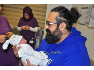 700 Gramlık Parmak Bebek Hayata Tutundu