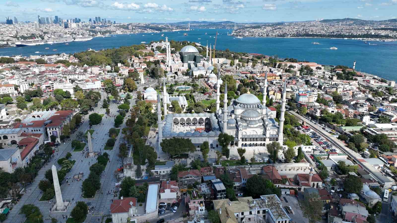ayasofya-nin-kubbesi-gri-brandalarla-kapatildi