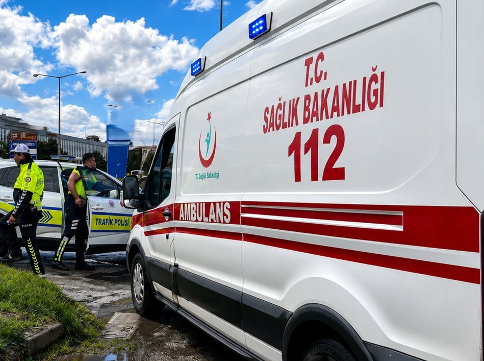 erzincan-erzurum-karayolunda-minibus-devrildi-15-kisi-yaralandi