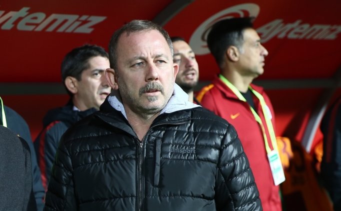 Sergen Yalçın: "ozan'ı Tekrar Futbolcu Olduğuna Iknaya Çalışıyoruz"