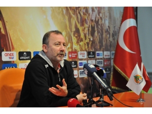 Sergen Yalçın: "Ozan’ı Futbolcu Olduğuna İkna Etmeye Çalışıyoruz"