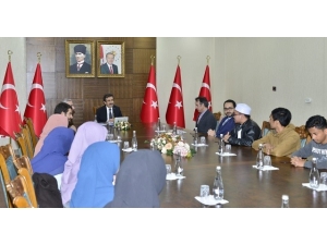 Malezyalı Gençlerden Vali Güzeloğlu’na Ziyaret