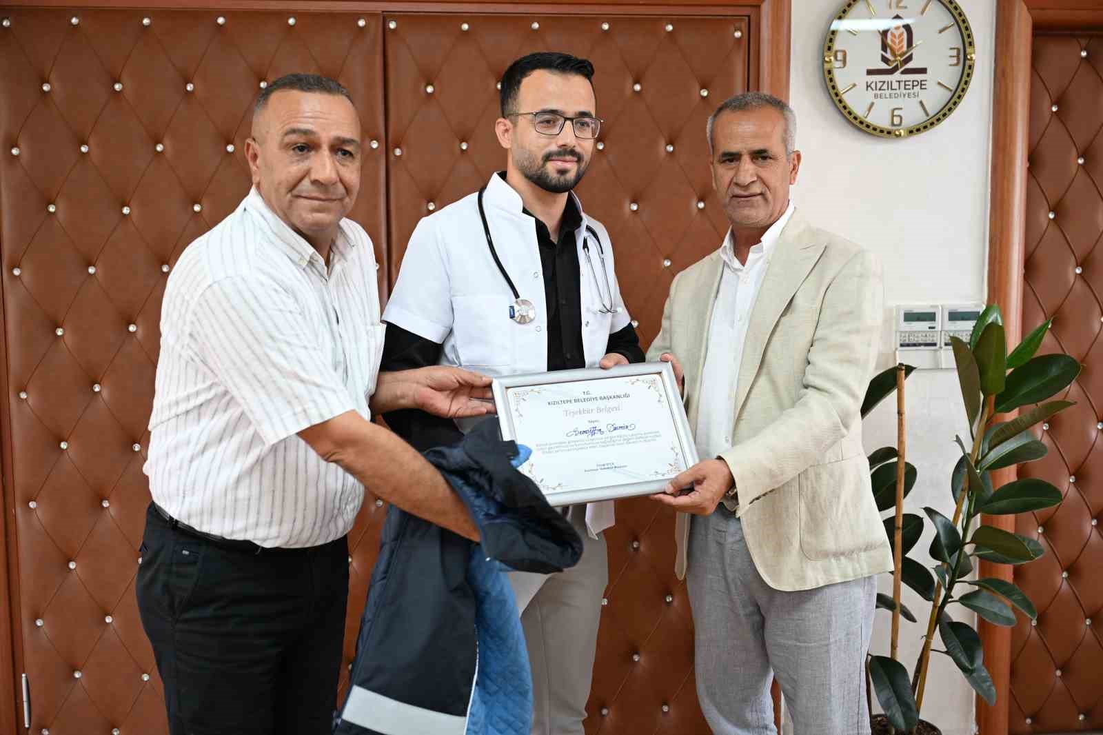 kiziltepe-belediyesinde-calisan-zabita-memuru-azmiyle-doktor-oldu
