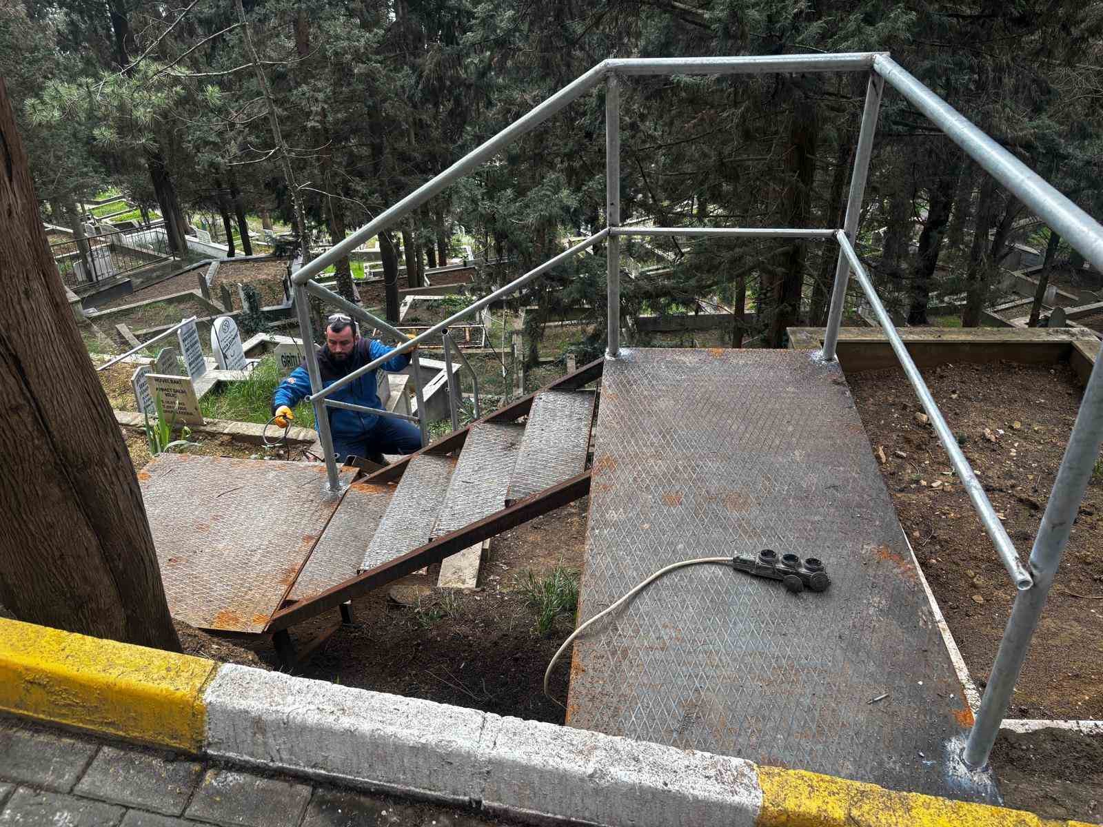 mezarliklarda-erisim-ve-guvenlik-artiriliyor