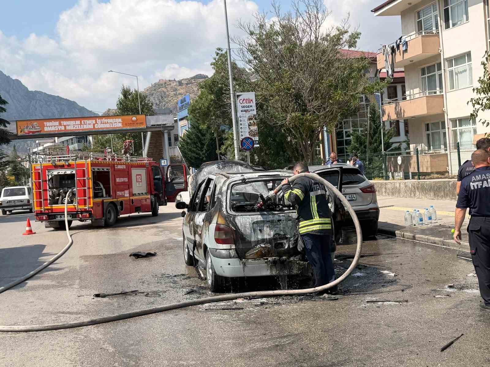 amasya-da-seyir-halindeki-otomobil-alev-alev-yandi