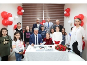 Hataylı Küçük Yazardan İmza Günü