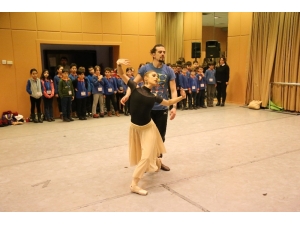 Minikler Sahne Arkasını Gezdi