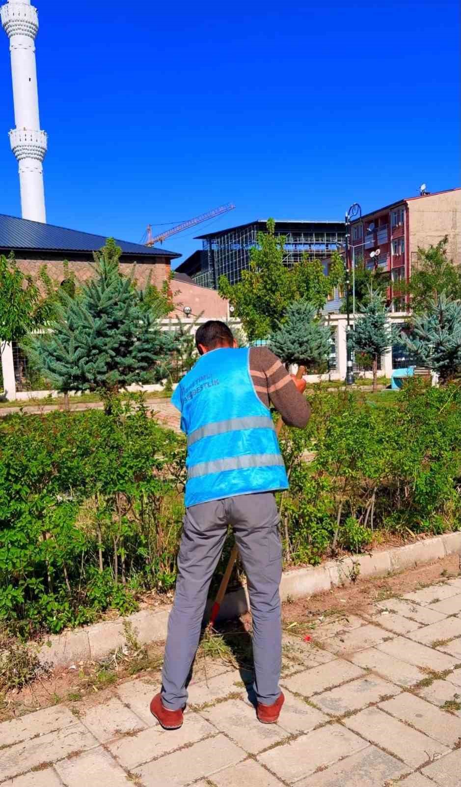 patnos-ta-denetimli-serbestlik-yukumlulerinden-camilerde-temizlik-calismasi