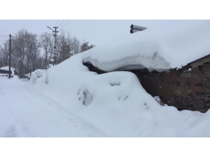 Karlıova’da Kar Tepeleri, Evlerin Boyuna Ulaştı