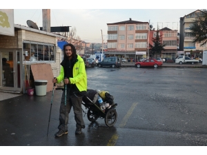 8 Aydır Yolda, Yürüyerek Dünyayı Geziyor