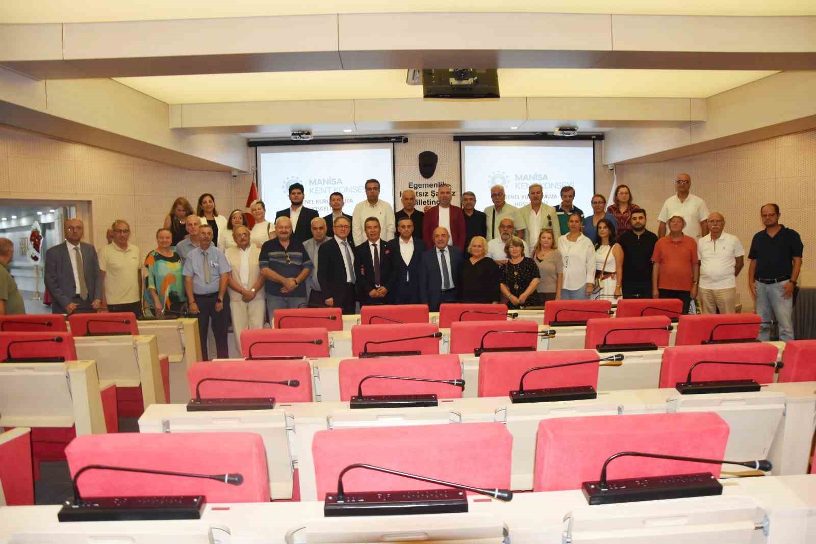 manisa-kent-konseyi-nde-hakki-bayraktar-yeniden-baskan-secildi