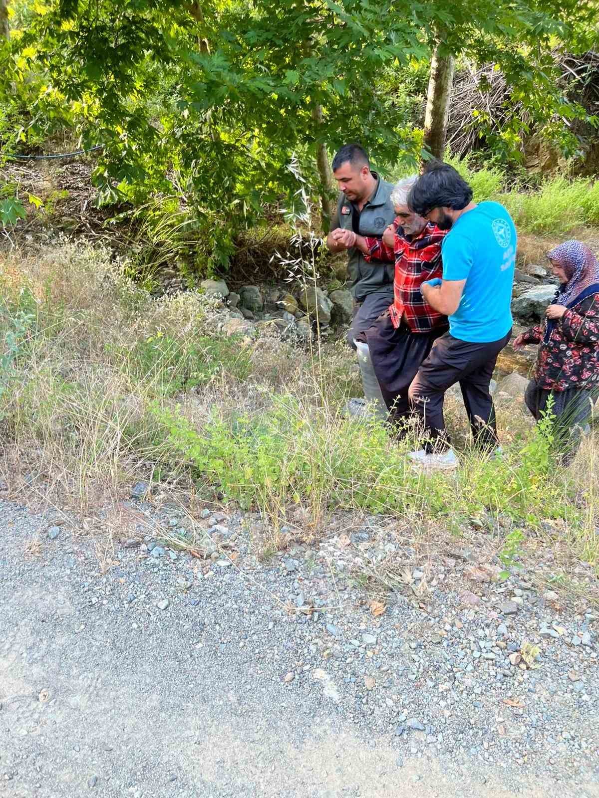 kozan-da-kayaliklardan-dusen-sahsi-orman-ekipleri-kurtardi