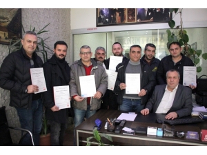 Salihli’de Emlakçılar Belgelerini Aldı