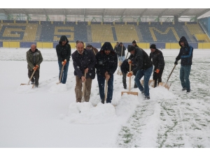 Ağrı Şehir Stadyumu Temizleniyor