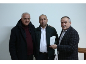 Yaya Geçidinde Köpeğe Yol Veren Parlak, Ayın Şoförü Seçildi