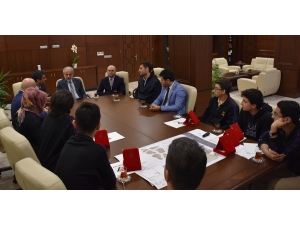 Tübitak Bilim Ödülü Alan Öğrencilerden Rektör Çelik’e Ziyaret