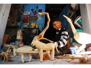 Doğadan Topladığı Atık Ağaçları Evinde Sanat Esine Dönüştürüyor