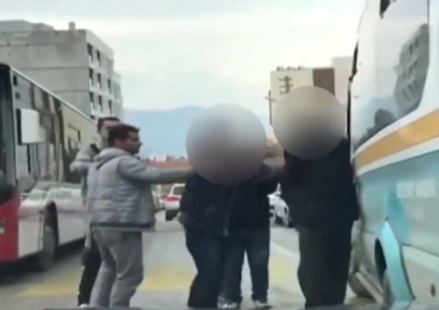 İzmir'de Yolcu Minibüsünü Durduran Kadın, Şoförü Tekme Tokat Dövdü