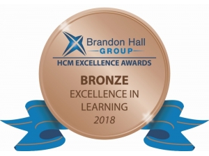 Defacto Brandon Hall’dan Ödülle Döndü