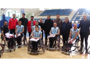 Vali Akbıyık Engellilerin Maçını İzledi