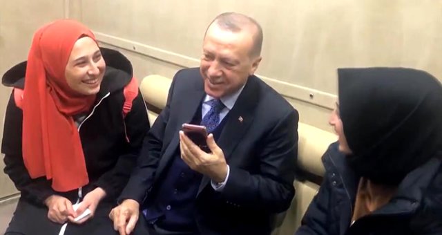 Cumhurbaşkanı Erdoğan, Genç Kızların Ricasını Geri Çevirmedi