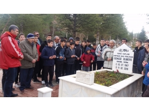 Başpehlivan Cengiz Elbeye Mezarı Başında Anıldı