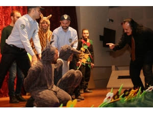 Ko-mek Tiyatro Kursiyerlerinden Anlamlı Oyun