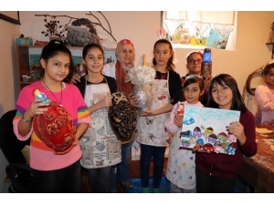 Hem Sosyalleşiyorlar Hem De El Becerileri Gelişiyor