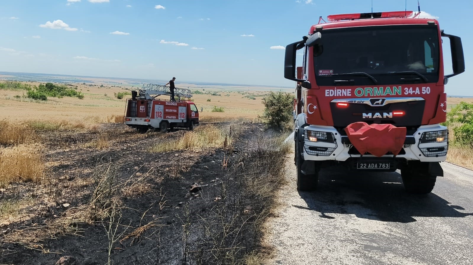 suloglu-nda-tarla-yangini-bugday-ekili-alan-zarar-gordu