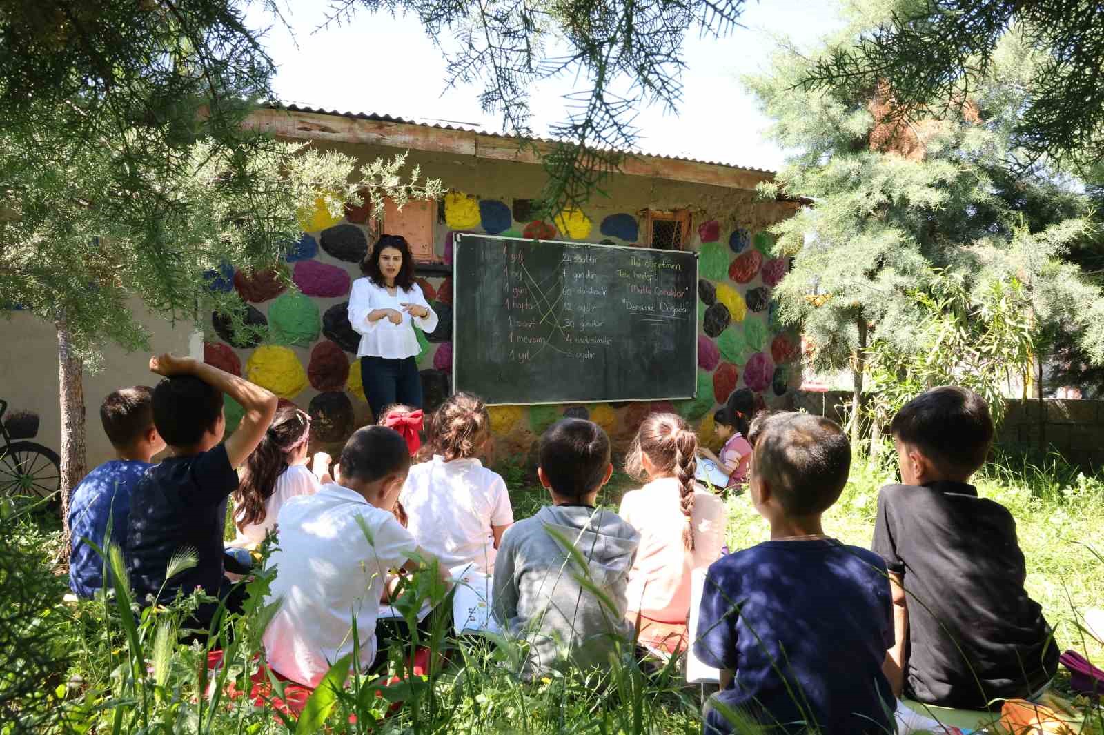 koy-okulunda-avrupa-esintisi-dersleri-bahceye-tasidilar