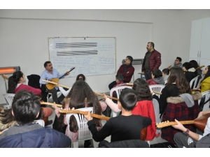 Ünlü Bağlama Virtüözünden Ders Alarak Yetişiyorlar