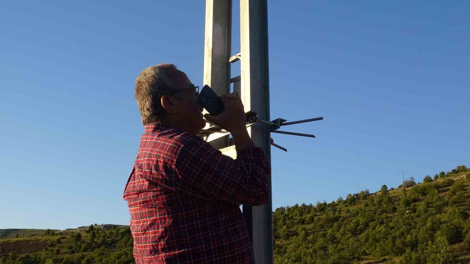 telefon-cekmeyen-mezrada-vatandaslar-elektrik-diregine-cikiyor