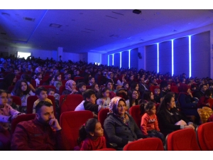 Kastamonu’daki Çocuklar Aileleriyle Birlikte Tiyatronun Tadını Çıkarıyor